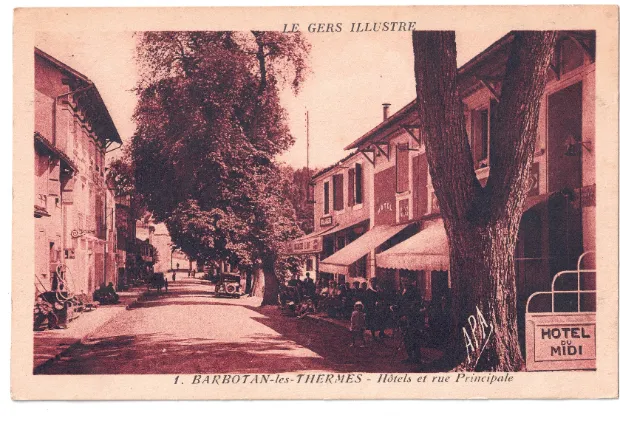 Les hôtels et la rue principale