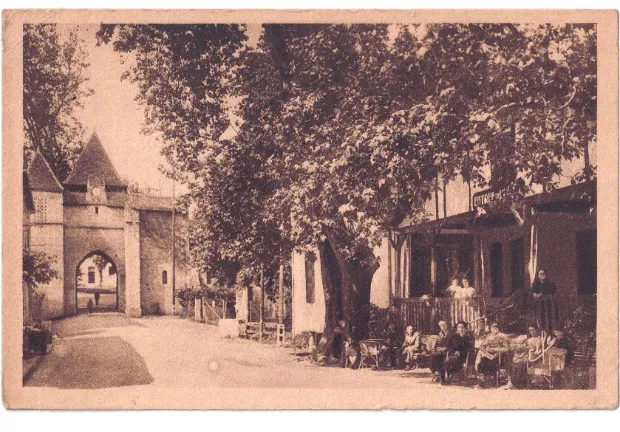 La porte et les hôtels