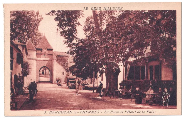La porte et l'hôtel de la Paix