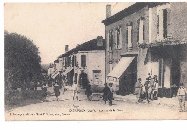 L'avenue de la Gare, à Cazaubon